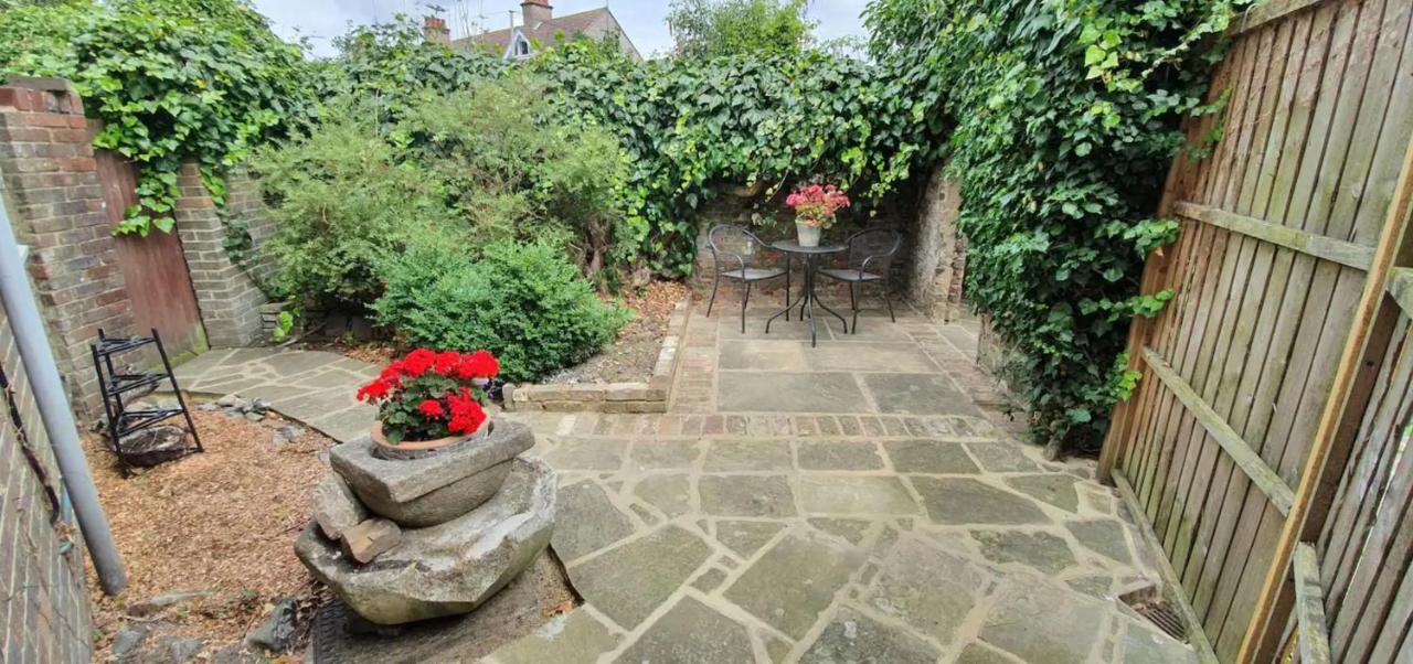 Beautiful 1 Bedroom Cottage With Courtyard. Deal Exterior foto